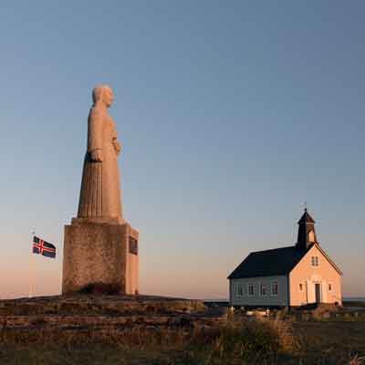 Strandarkirkja im Abendlicht